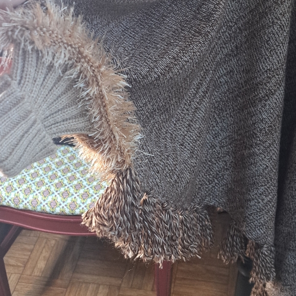 A Beautiful one of a kind poncho (I never used it ) - Picture 13 of 16